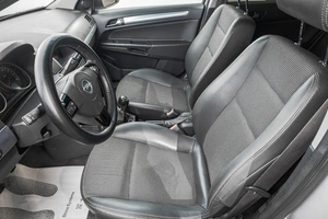 Седан Opel Astra 2011 года, 749000 рублей, Барнаул