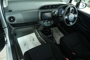 Хетчбэк Toyota Vitz 2015 года, 1199000 рублей, Омск