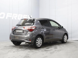 Хетчбэк Toyota Vitz 2017 года, 960000 рублей, Омск