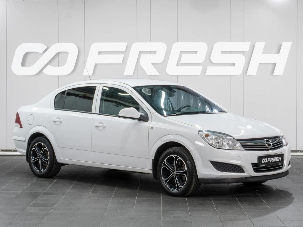Седан Opel Astra 2011 года, 629000 рублей, Сургут
