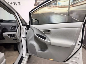 Лифтбек Toyota Prius 2015 года, 1290000 рублей, Барнаул