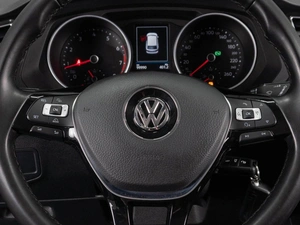 Внедорожник Volkswagen Tiguan 2017 года, 2499000 рублей, Тюмень
