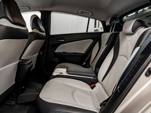 Лифтбек Toyota Prius 2017 года, 1999000 рублей, Красноярск