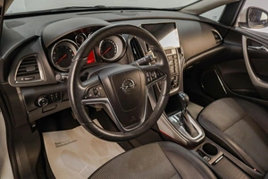 Хетчбэк Opel Astra 2011 года, 969000 рублей, Челябинск