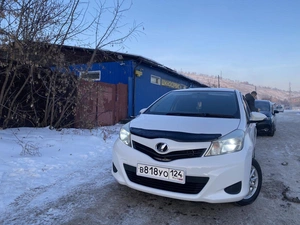 Хетчбэк Toyota Vitz 2013 года, 800000 рублей, Красноярск