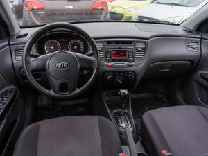 Седан Kia Rio 2010 года, 599000 рублей, Саратов