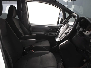 Минивэн Toyota Esquire 2019 года, 2550000 рублей, Омск