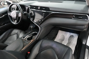 Седан Toyota Camry 2018 года, 2999000 рублей, Омск