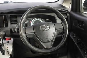Минивэн Toyota Isis 2012 года, 1199000 рублей, Новосибирск