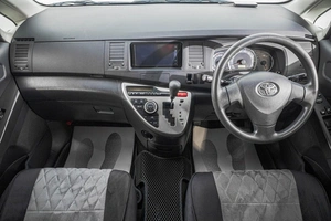 Минивэн Toyota Isis 2012 года, 1399000 рублей, Барнаул