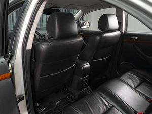 Седан Toyota Avensis 2006 года, 889000 рублей, Тюмень