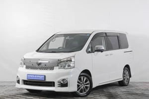 Минивэн Toyota Voxy 2013 года, 2069000 рублей, Кемерово