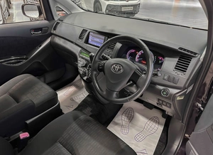 Минивэн Toyota Isis 2012 года, 1297000 рублей, Красноярск