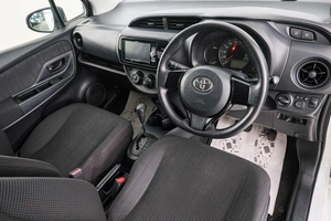 Хетчбэк Toyota Vitz 2017 года, 899000 рублей, Красноярск