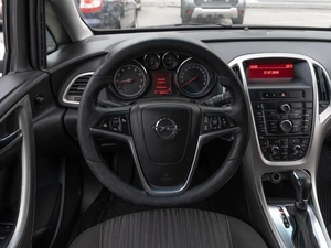 Хетчбэк Opel Astra 2012 года, 819000 рублей, Саратов