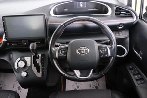 Минивэн Toyota Sienta 2018 года, 1589000 рублей, Омск