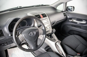 Хетчбэк Toyota Auris 2009 года, 609000 рублей, Пермь