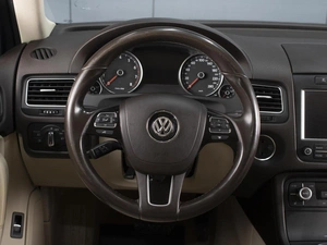 Внедорожник Volkswagen Touareg 2014 года, 2470000 рублей, Омск