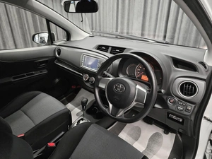 Хетчбэк Toyota Vitz 2014 года, 799000 рублей, Красноярск