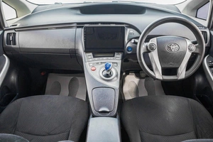 Лифтбек Toyota Prius 2013 года, 1149000 рублей, Барнаул