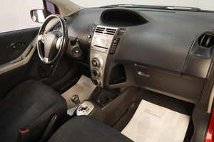 Хетчбэк Toyota Yaris 2007 года, 649000 рублей, Челябинск