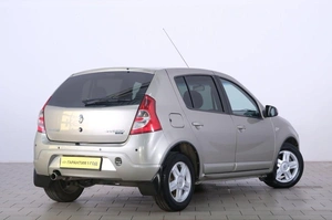 Хетчбэк Renault Sandero 2010 года, 559000 рублей, Омск