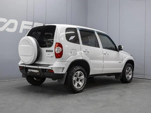 Внедорожник Chevrolet Niva 2017 года, 825000 рублей, Омск