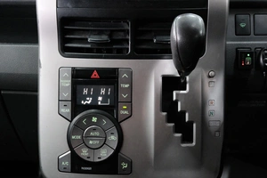 Минивэн Toyota Voxy 2008 года, 1179000 рублей, Омск