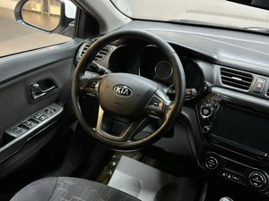 Седан Kia Rio 2013 года, 997000 рублей, Красноярск