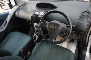 Хетчбэк Toyota Vitz 2005 года, 549000 рублей, Омск