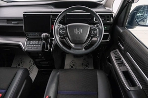 Минивэн Honda Stepwgn Spada 2021 года, 2999000 рублей, Красноярск