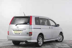 Минивэн Toyota Isis 2009 года, 1109000 рублей, Кемерово