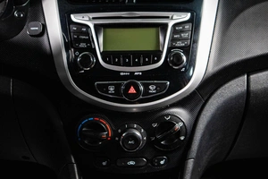 Седан Hyundai Solaris 2013 года, 739000 рублей, Сургут