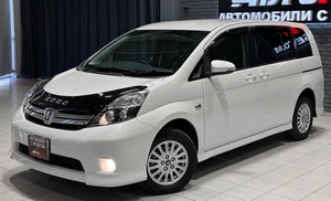Минивэн Toyota Isis 2014 года, 1290000 рублей, Красноярск