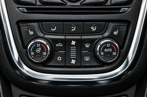 Внедорожник Opel Mokka 2014 года, 929000 рублей, Челябинск