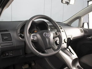Хетчбэк Toyota Auris 2012 года, 1099000 рублей, Омск