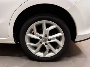 Хетчбэк Nissan Tiida 2015 года, 977000 рублей, Красноярск