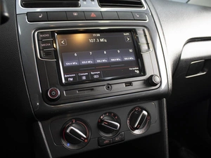 Седан Volkswagen Polo 2017 года, 950000 рублей, Омск