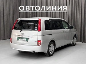 Минивэн Toyota Isis 2010 года, 1090000 рублей, Красноярск