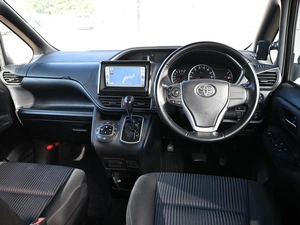 Минивэн Toyota Voxy 2016 года, 1999000 рублей, Кирилловка