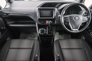 Минивэн Toyota Voxy 2018 года, 1899000 рублей, Красноярск