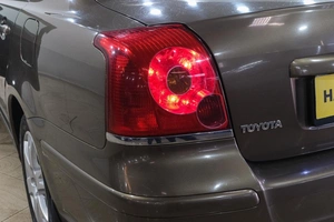 Седан Toyota Avensis 2005 года, 749000 рублей, Новокузнецк