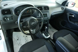 Седан Volkswagen Polo 2012 года, 899000 рублей, Омск