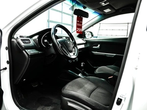 Седан Kia Rio 2017 года, 1090000 рублей, Красноярск