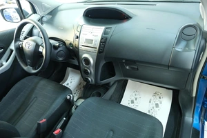 Хетчбэк Toyota Yaris 2007 года, 699000 рублей, Омск