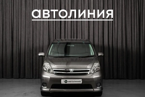 Минивэн Toyota Isis 2008 года, 829000 рублей, Красноярск