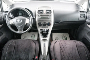 Хетчбэк Toyota Auris 2007 года, 679000 рублей, Красноярск