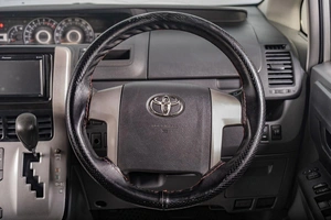 Минивэн Toyota Voxy 2008 года, 1329000 рублей, Томск