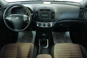 Седан Hyundai Elantra 2010 года, 759000 рублей, Омск