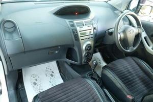 Хетчбэк Toyota Vitz 2009 года, 729000 рублей, Омск